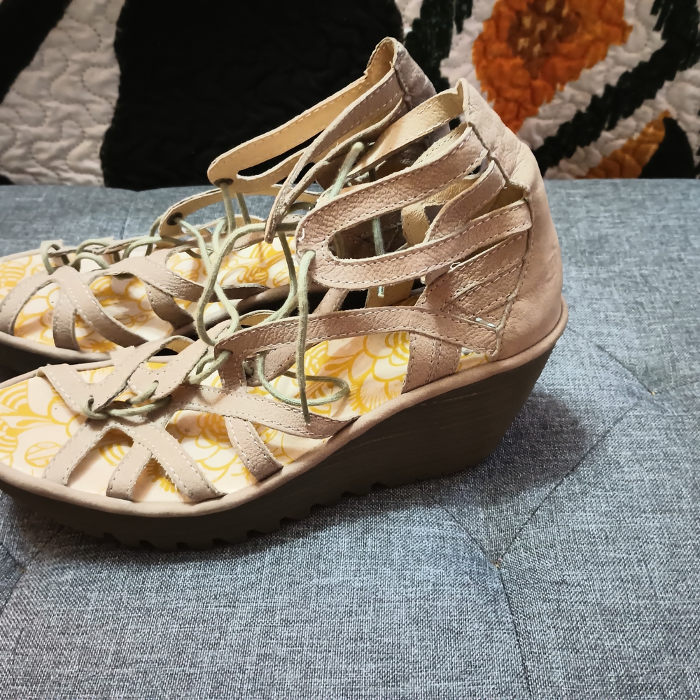 Stylish Beige Fly London Women's Sandals Womens 38 - Picture 3 of 5